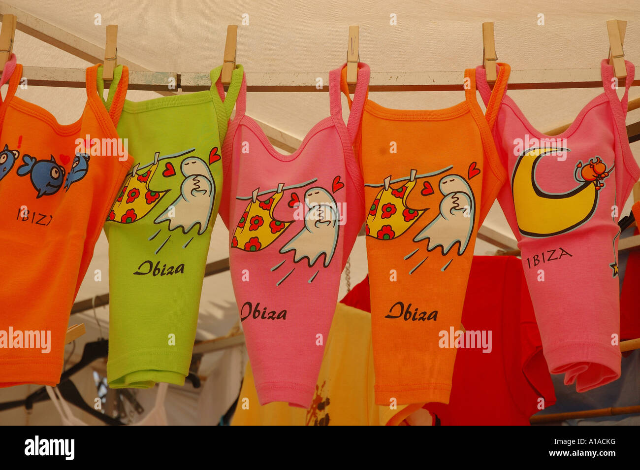 T-shirts , Mercato hippy di Las Dalias ogni sabato in Sant Carles de Peralta , Ibiza , Balearis Islands , Spagna , in Europa Foto Stock