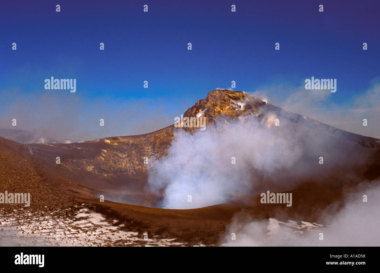 Cratere fumante del vulcano Etna Sicilia Italia Foto Stock