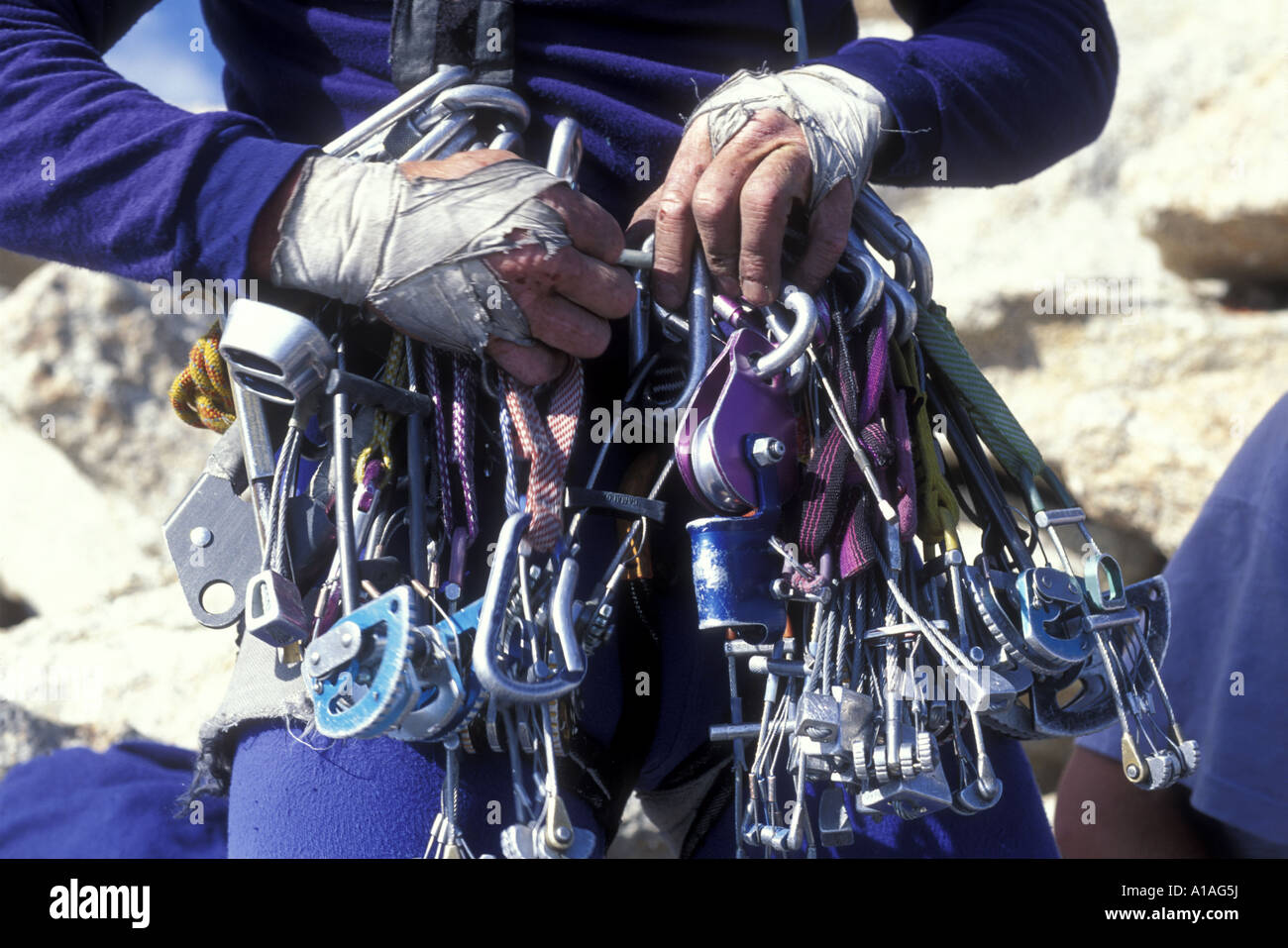 USA California Sequoia National Park rocciatore regolare di arrampicata su aids e la cremagliera alla vetta del Monte Whitney Foto Stock
