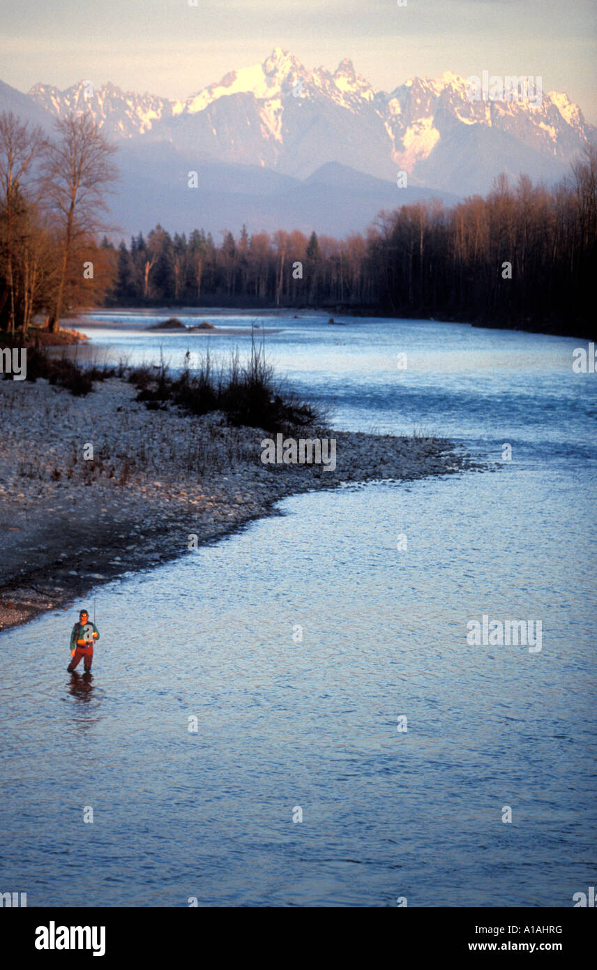 Stati Uniti Washington Everett pescatore di pesci nel fiume Snohomish al tramonto di sera primaverile Foto Stock