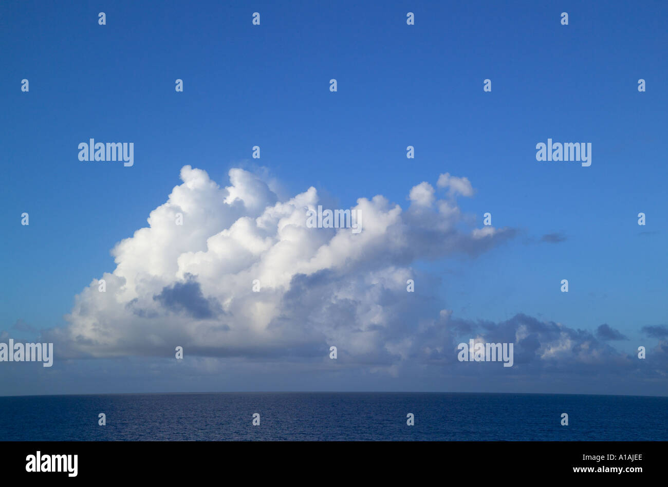 [Blue sky] [nuvole bianche] acqua oltre oceano mare Foto Stock