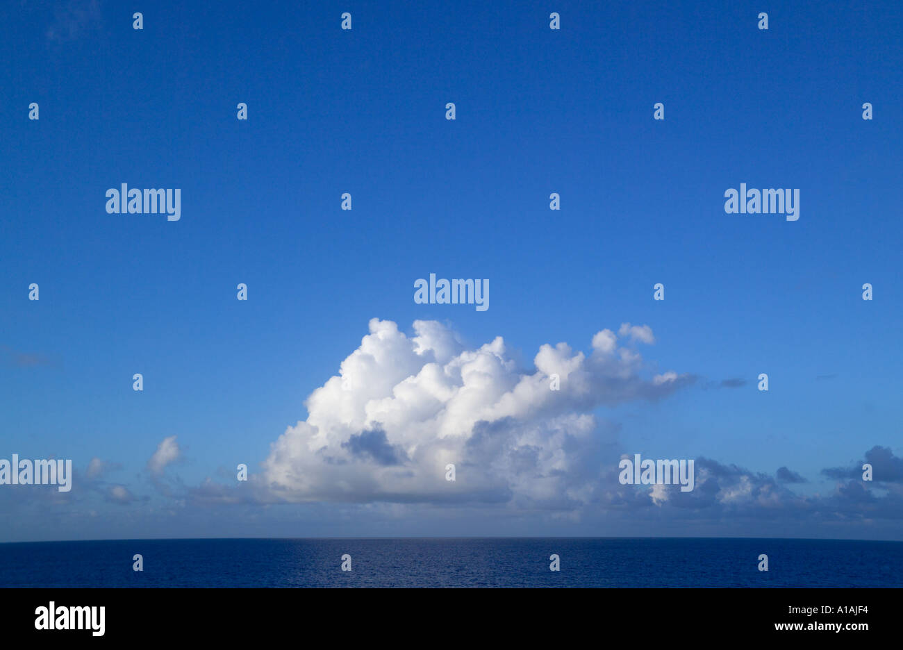 [Blue sky] [nuvole bianche] acqua oltre oceano mare Foto Stock