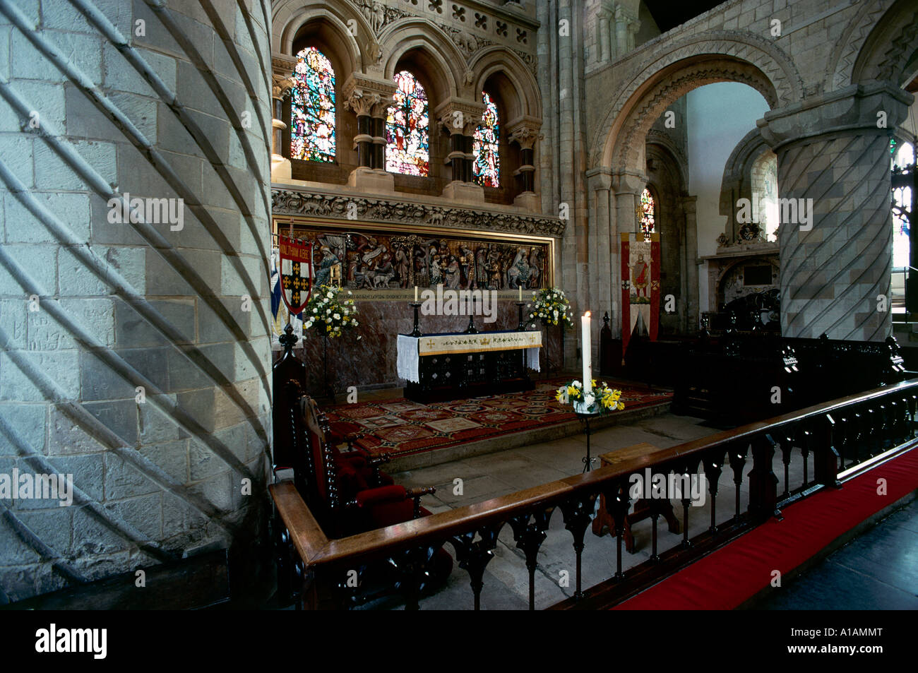 Il coro è decorato all'interno di Waltham Abbey con finestre di vetro macchiate dietro Foto Stock