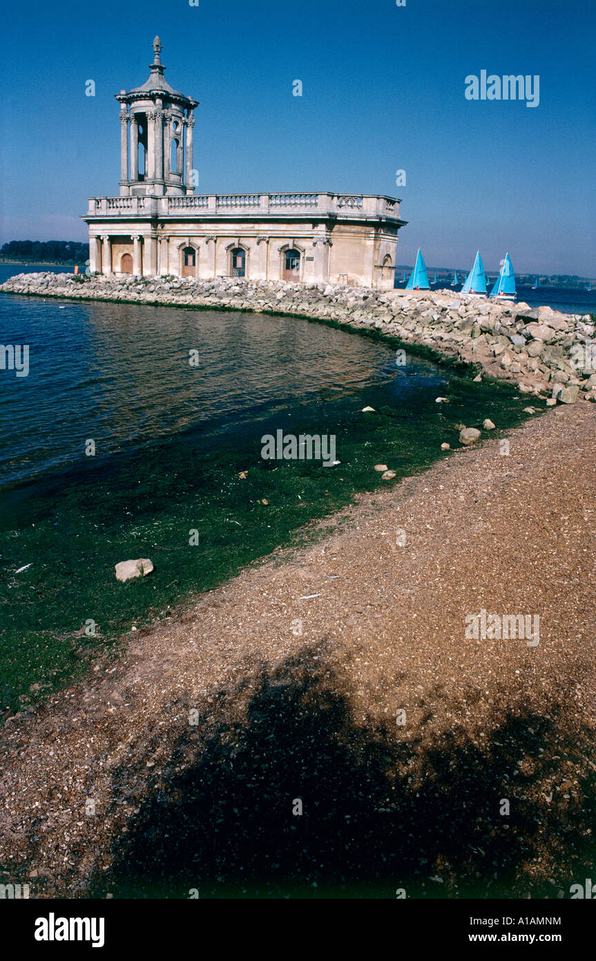 San Matteo s chiesa una volta parte di una casa palladiana e in piedi su un serbatoio in Normanton Foto Stock