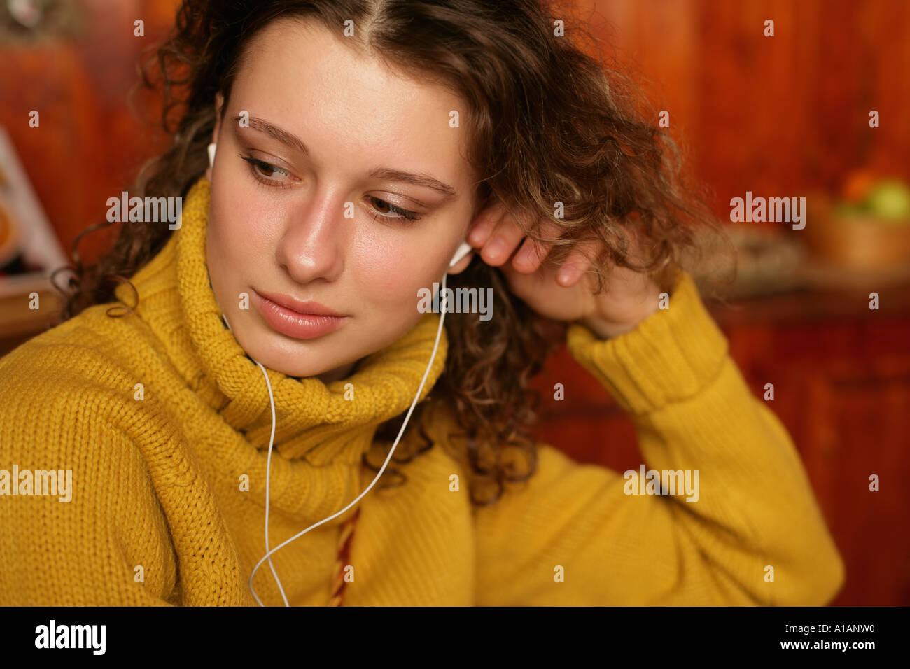 Donna ascolto stereo personali Foto Stock