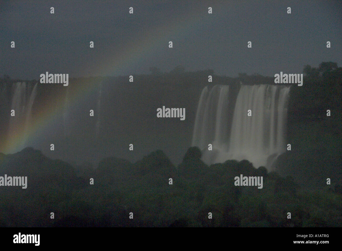 Il Iguassu Falls e il Iguassu river gorge dalla luce della luna piena come visto dal lato Brasiliano Foto Stock