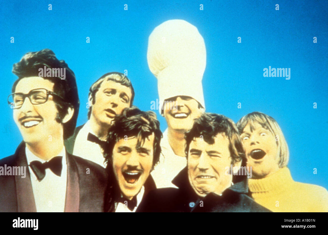 E ora qualcosa di completamente diverso Anno 1971 Direttore Ian Macnaughton Graham Chapman John Cleese Terry Gilliam Eric Idle Foto Stock