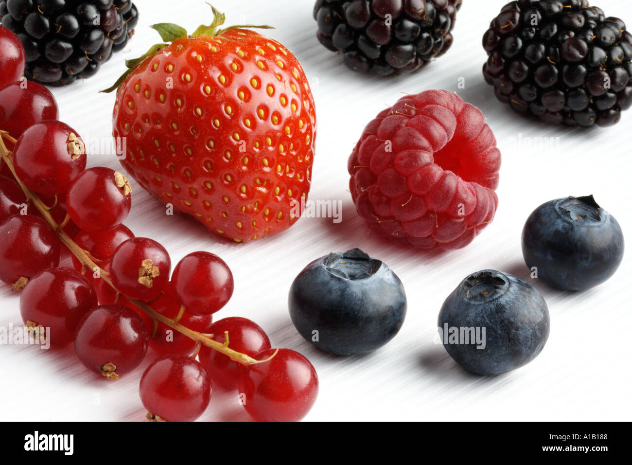 Frutta estiva su bianco Foto Stock