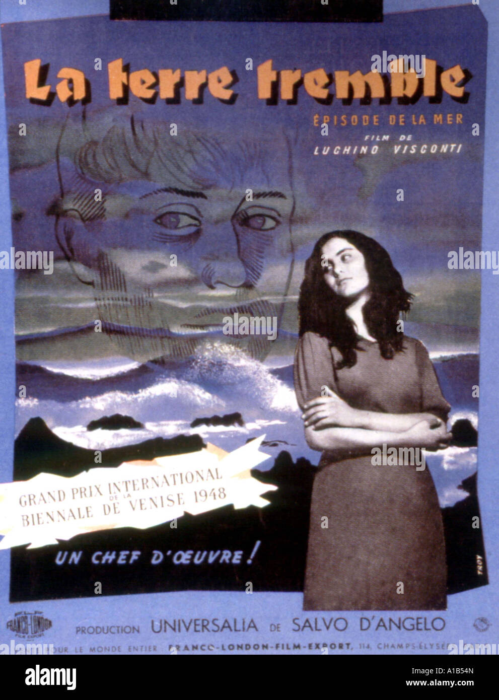 La terra trema la Anno 1948 regista Luchino Visconti poster del filmato  Foto stock - Alamy