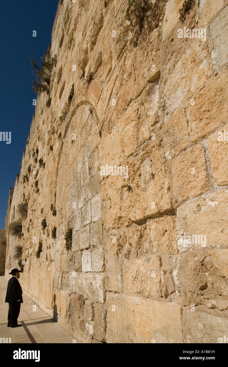 Un ebreo ortodosso in piedi di fronte ad ora-bloccato triple Huldah arcuata gate nella parete meridionale del Monte del Tempio città vecchia Gerusalemme Israele Foto Stock