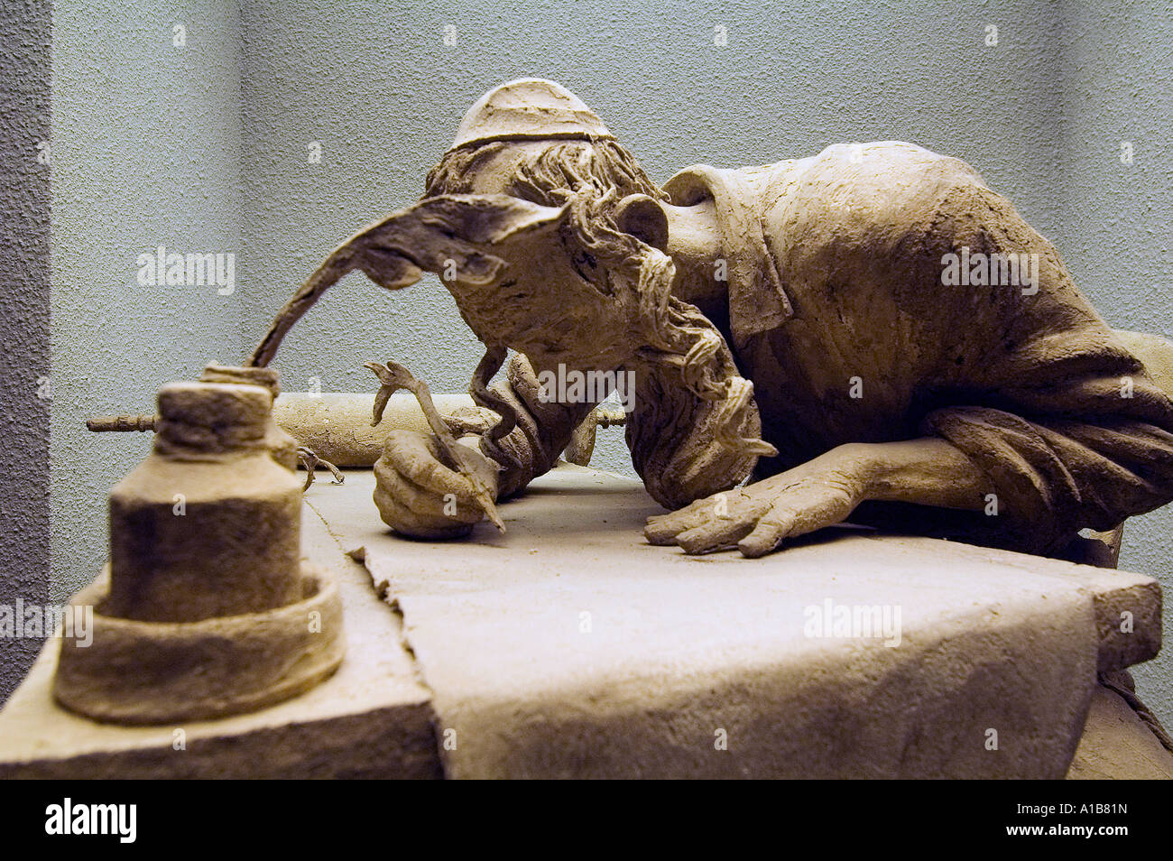 La scultura raffigurante "ebraica tam' calligrafo la scrittura di script biblica su pergamena visualizzata alla diaspora museum di Tel Aviv University Israele Foto Stock