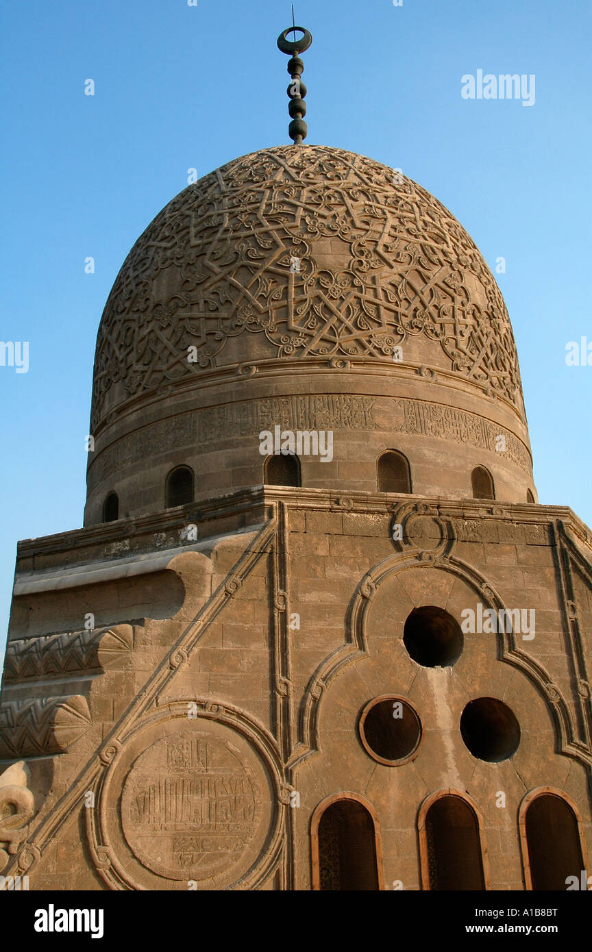 Muqarnas arabesque incisioni del mausoleo e complesso della moschea del sultano al-Ashraf Qaytbay o Qaitbay nella città dei morti o in Il Cairo Egitto Foto Stock