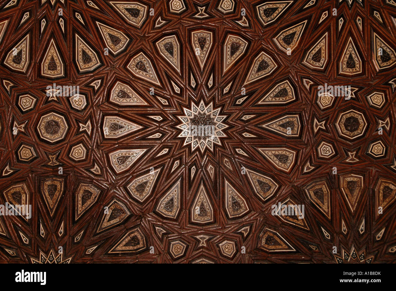 Arabesque geometrico scolpito woodcraft interno Madrassa Moschea del Sultano Barquq o Mosque-Madrassa-Khanqah di Barquq Az-Zaher nel vecchio Cairo Egitto Foto Stock