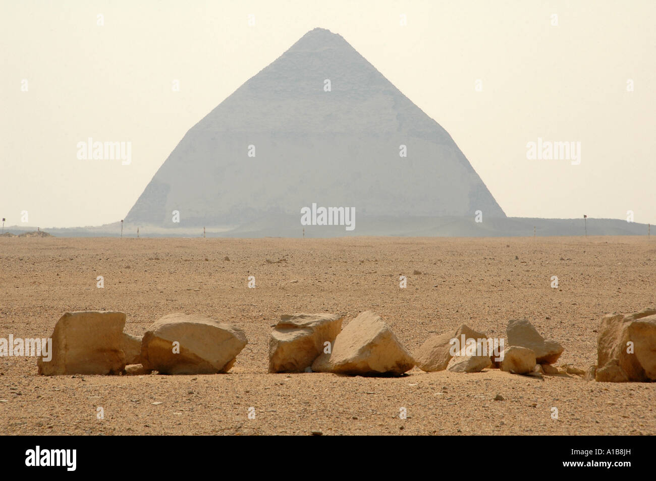 La Piramide piegata costruito dal vecchio regno del faraone Sneferu situato presso il Royal necropoli di Dahshur vicino al Cairo, Egitto Foto Stock