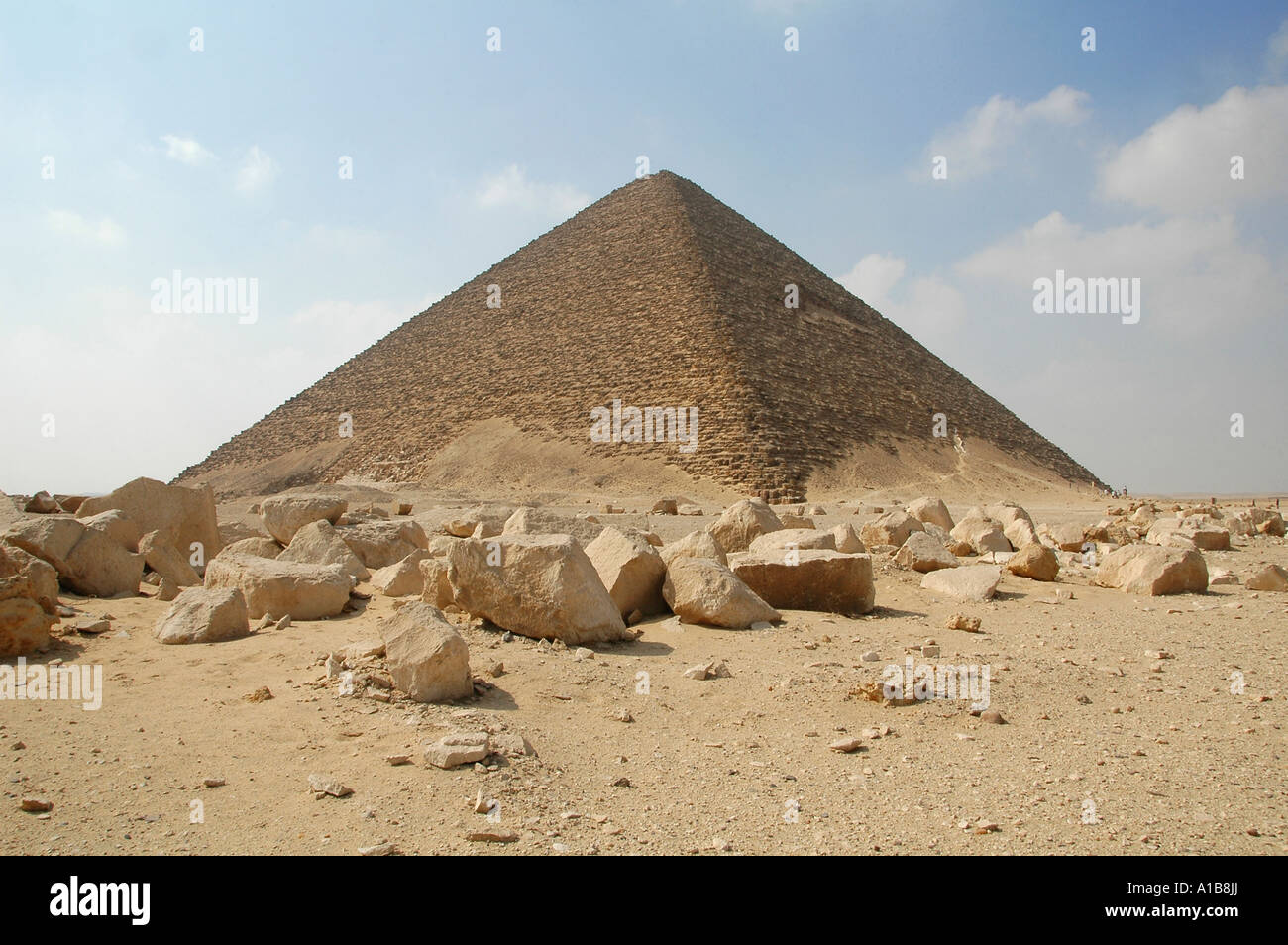 La Piramide Rossa, chiamato anche la piramide del Nord, costruito dal vecchio regno del faraone Sneferu situato presso il Royal necropoli di Dahshur vicino al Cairo, Egitto Foto Stock