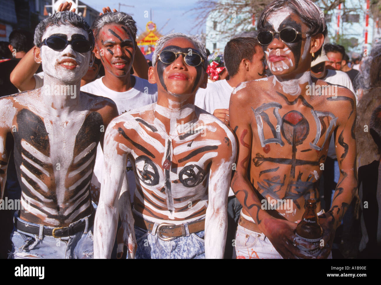 Un gruppo di uomini con la decorazione del corpo e occhiali da sole durante il Mardi Gras Ati Atihan a Kalico sull isola di Panay Filippine Asia Foto Stock