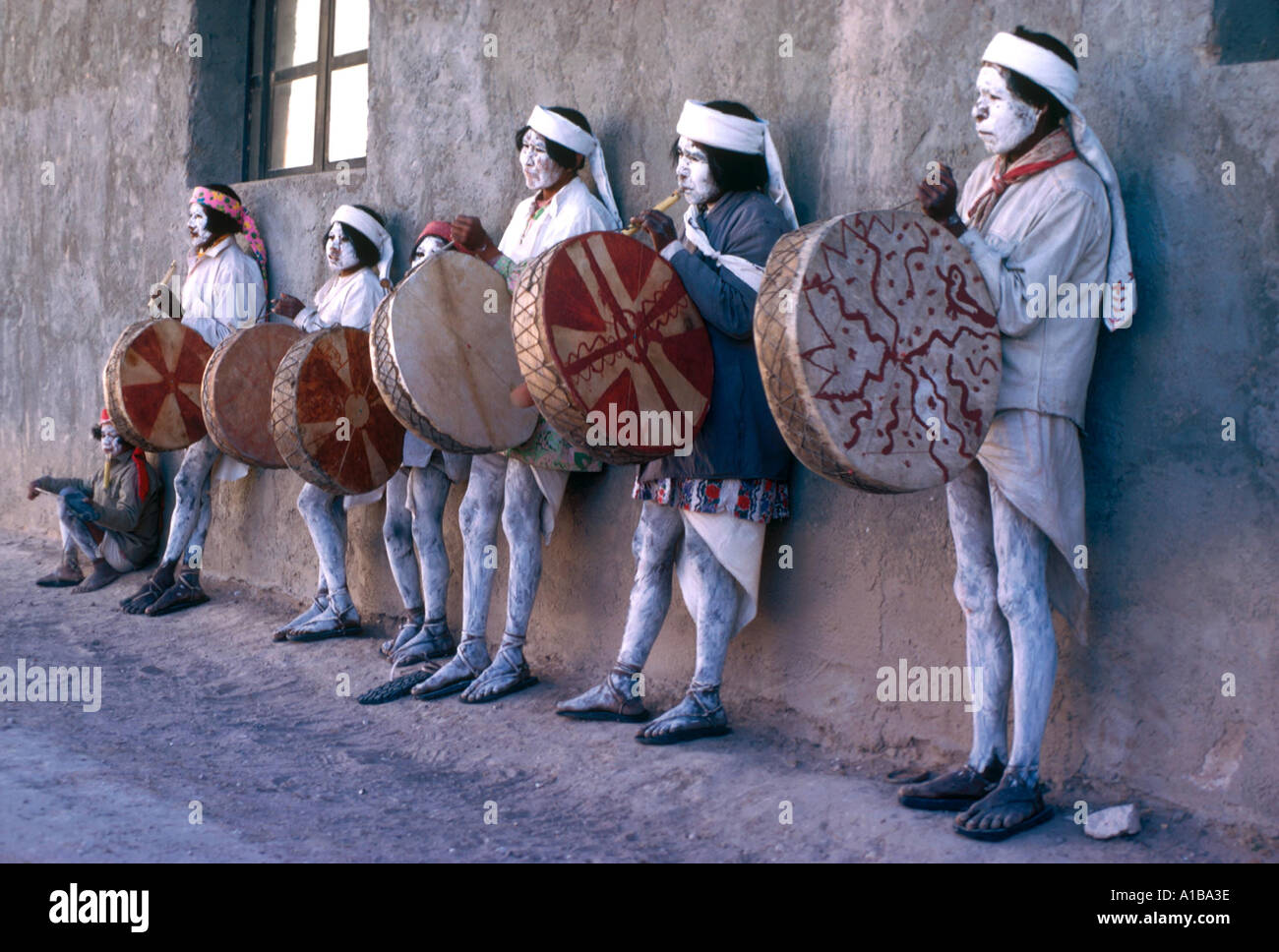 Tarahumaras indiani con corpo pieno di decoro e di tamburi cerimoniali per la Pasqua Norogachi Sierra Madre Messico R Cundy Foto Stock