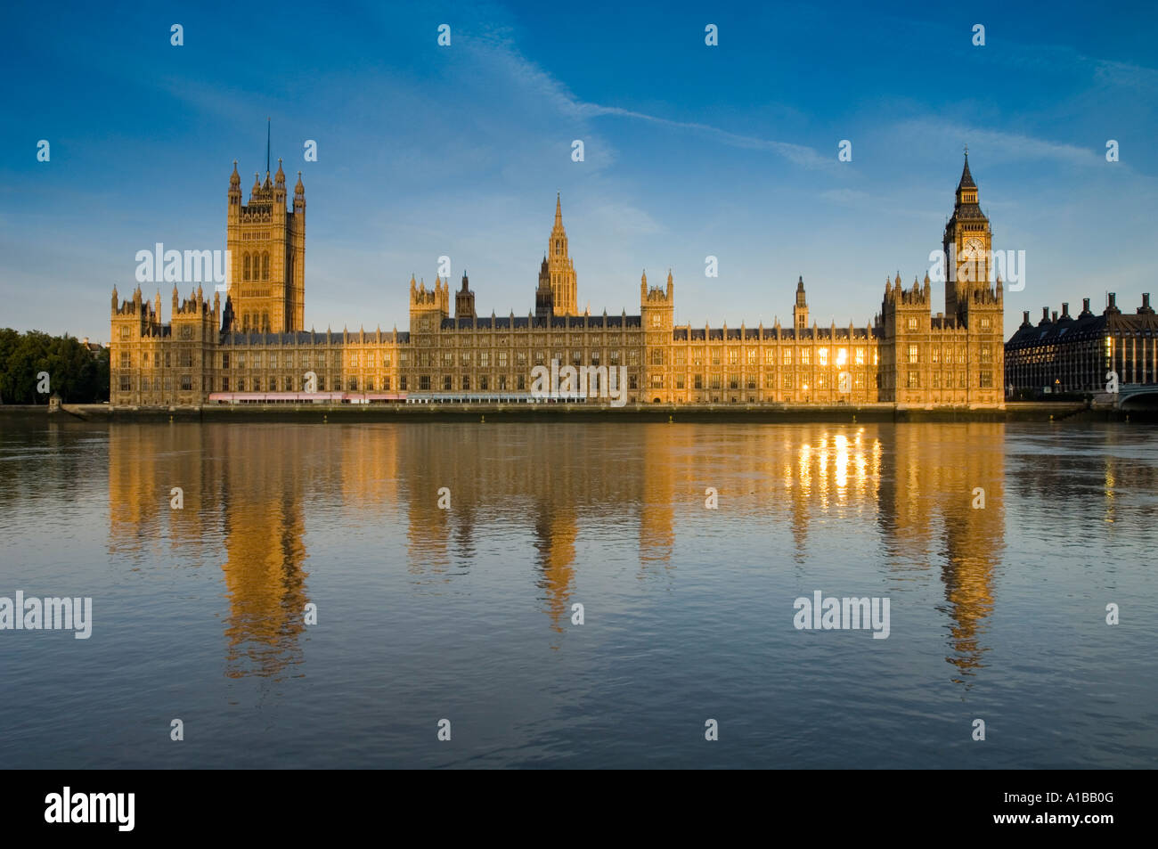 Londra, Inghilterra. Le Case del Parlamento. Accanto al fiume Tamigi. Foto Stock