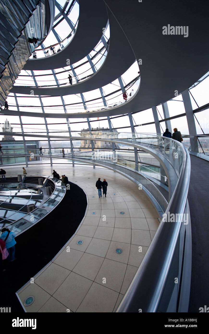 La cupola di vetro al Reichstag parlamento federale di edificio di Berlino Germania Foto Stock