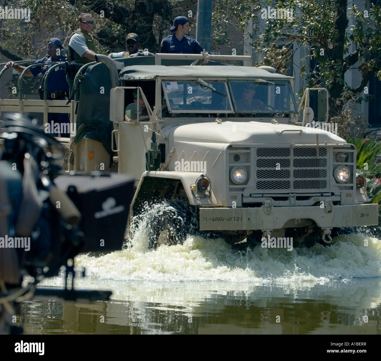 Autocarro militare la guida anche se flood portando Sheriff cercando dopo la sicurezza in New Orleans con fotocamera News cerca su Foto Stock