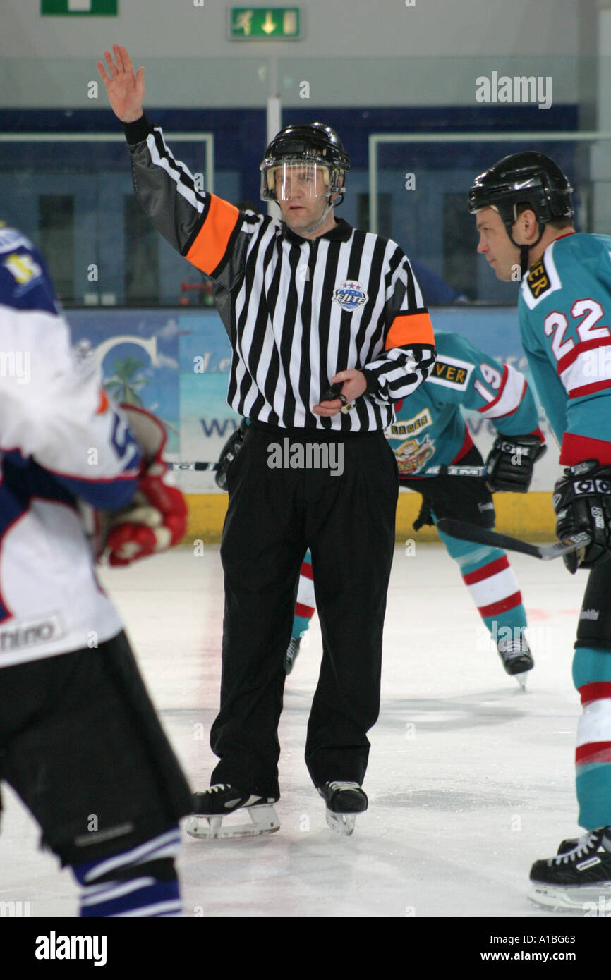 Hockey su ghiaccio arbitro chiamando i giocatori per un face off Foto Stock