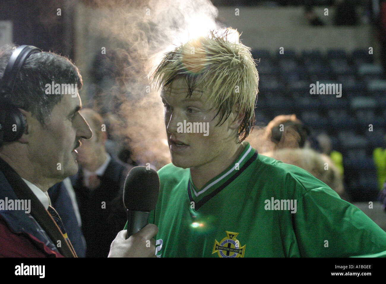 Irlanda del Nord riscontro internazionale Andy Smith Preston North End e ex Glentoran intervistata con vapore rising post match Foto Stock