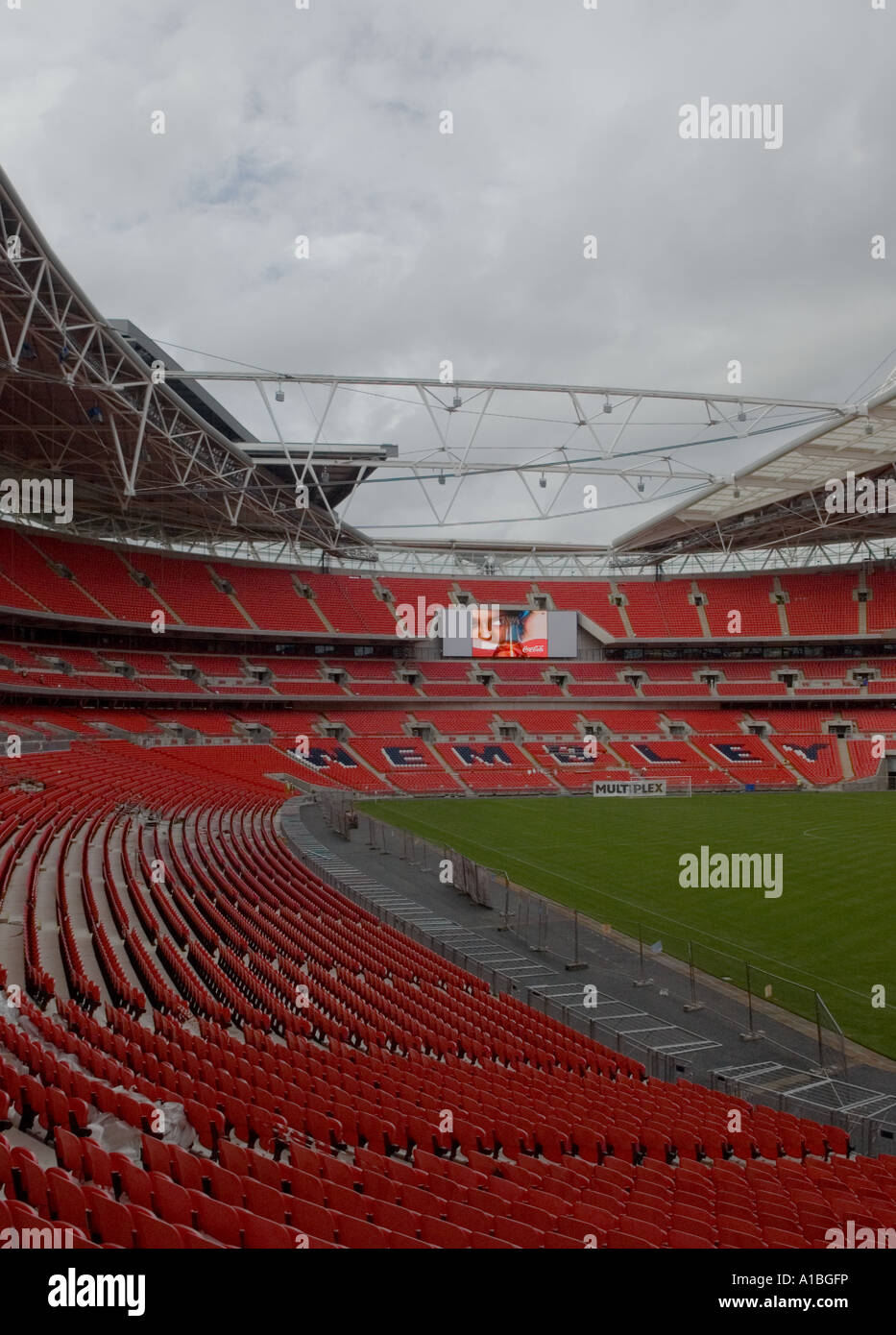 Interno il nuovo stadio di Wembley che mostra il passo Foto Stock