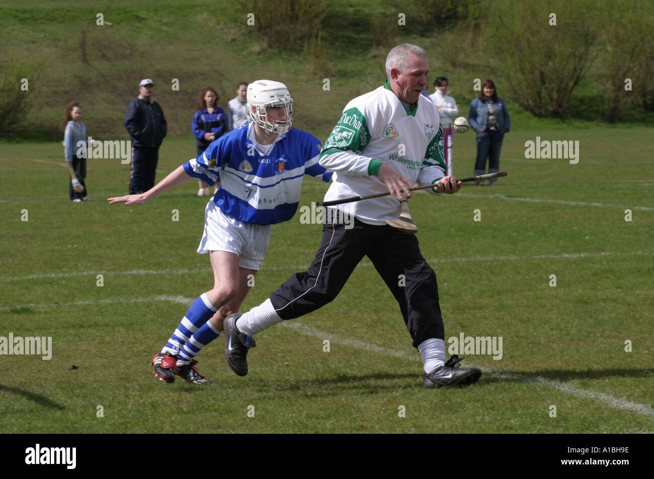 Amateur GAA club hockey irlandese azione falls park Belfast Irlanda del Nord Foto Stock