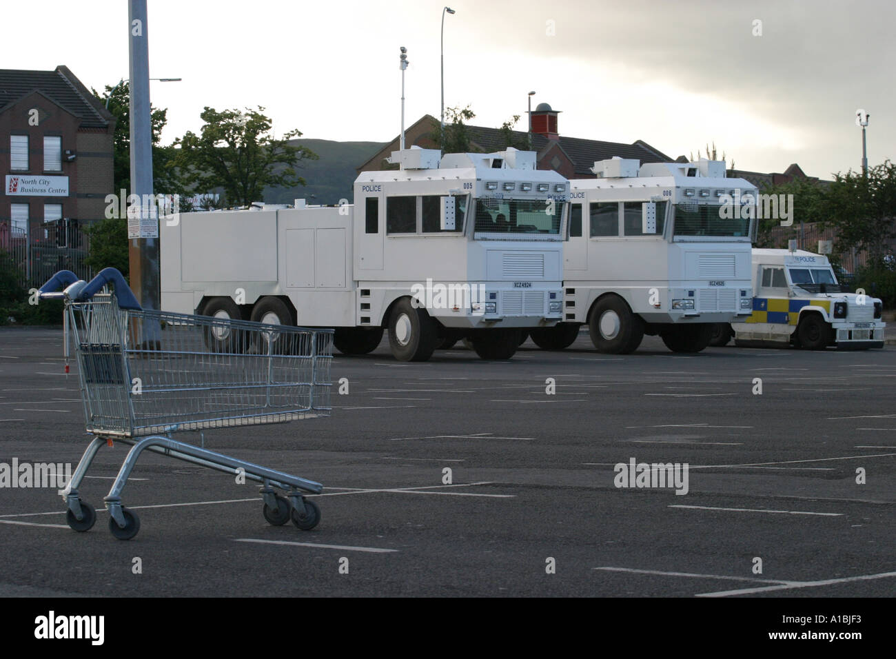 PSNI RUC acqua di polizia di Canon e landrover tenuti di riserva nel centro commerciale parco auto del contenzioso lealisti parata arancione Foto Stock