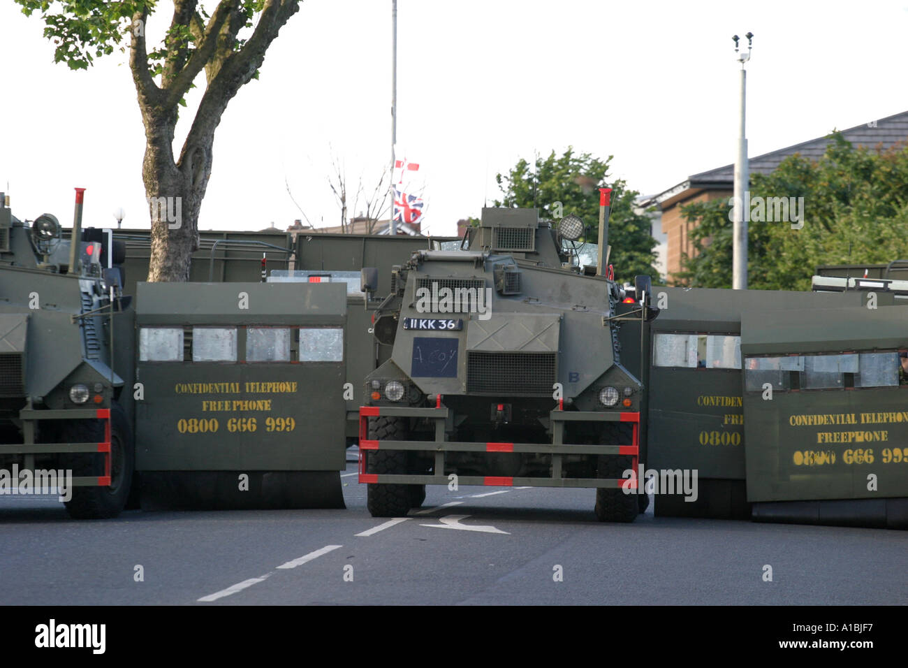 Esercito britannico Saxon veicoli blindati fornire intralcio per separare il repubblicano nazionalista zona cattolica da protestanti lealisti Foto Stock