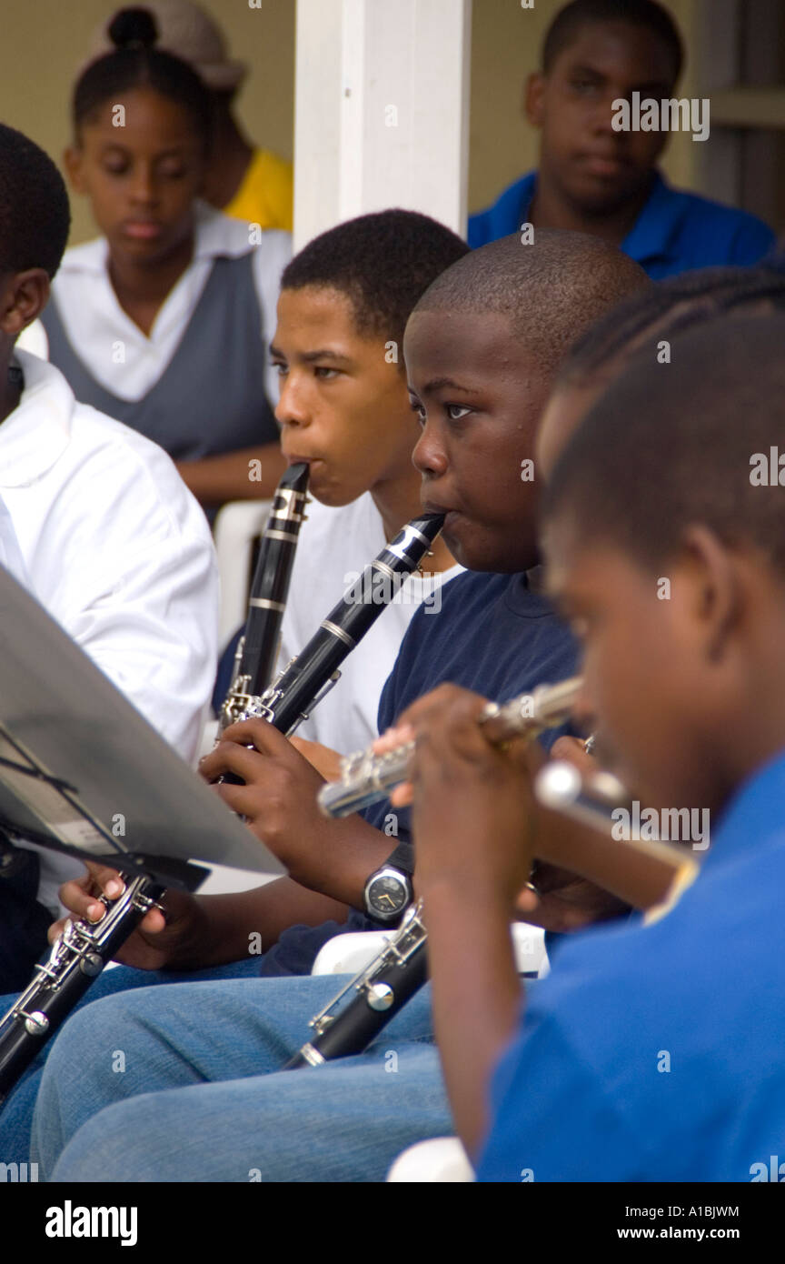 Barbados St Peter Parish Youth Orchestra si esibisce in Speightstown pratica per Nov 30 Barbados festa nazionale Foto Stock