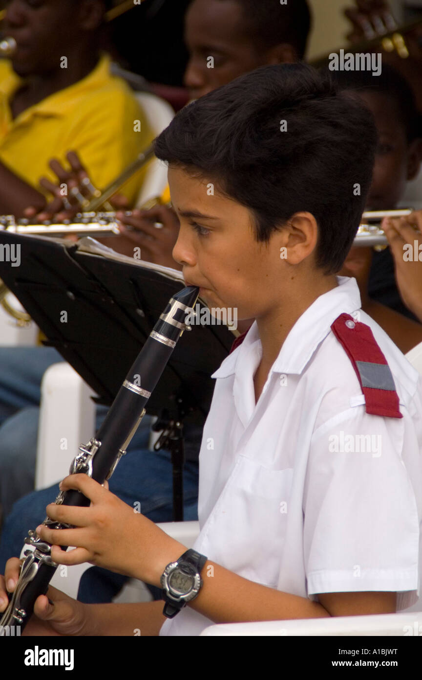 Barbados St Peter Parish Youth Orchestra si esibisce in Speightstown pratica per Nov 30 Barbados festa nazionale Foto Stock