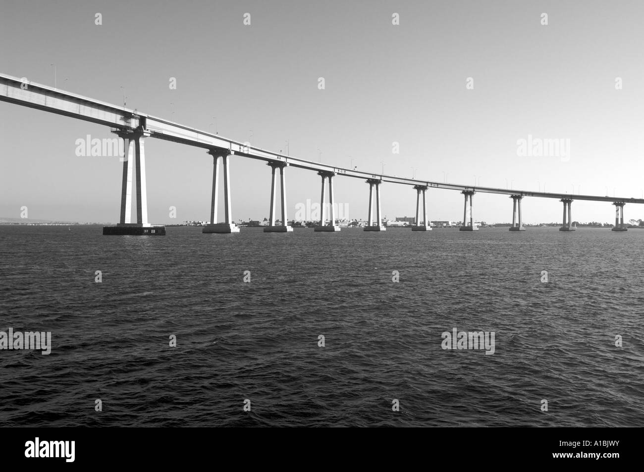 Il Coronado Bay Bridge di San Diego California USA in bianco e nero Foto Stock