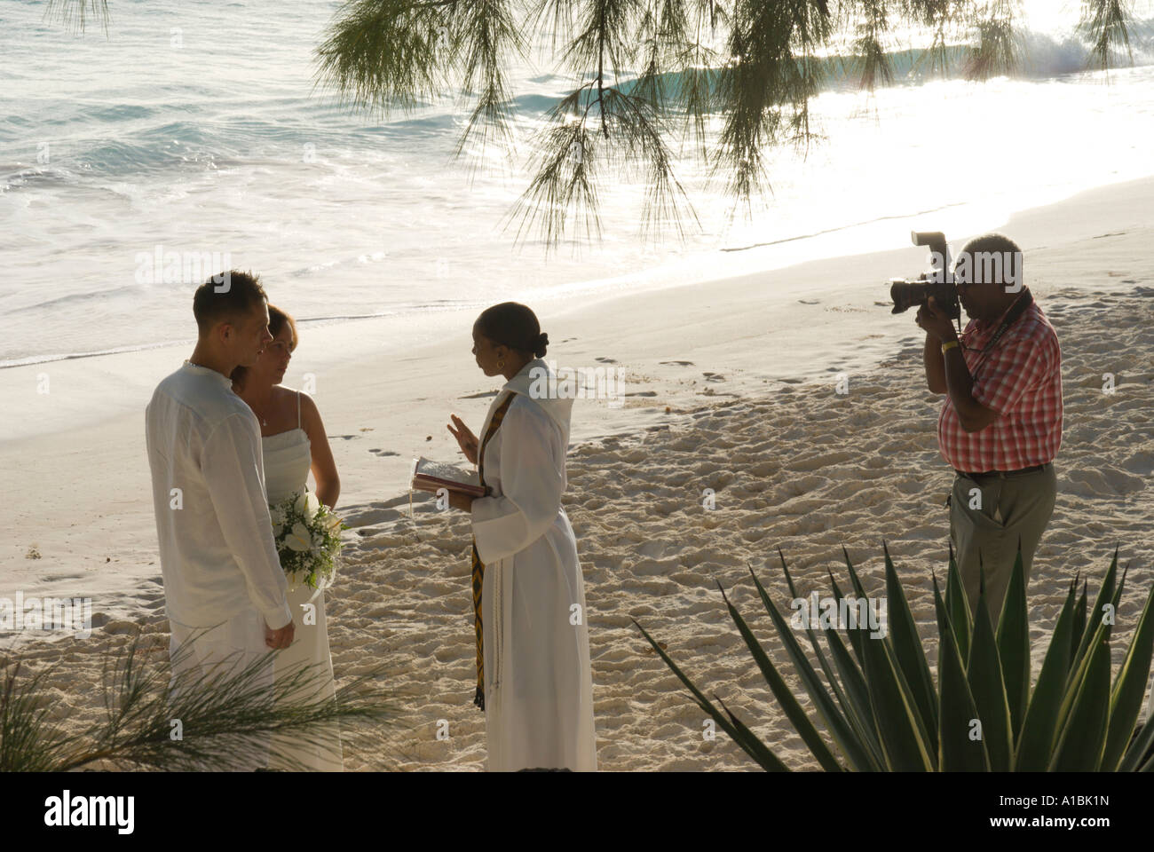 Barbados giovane sposarsi su Enterprise Beach a Oistins nella Chiesa di Cristo a sud-ovest di isola Foto Stock