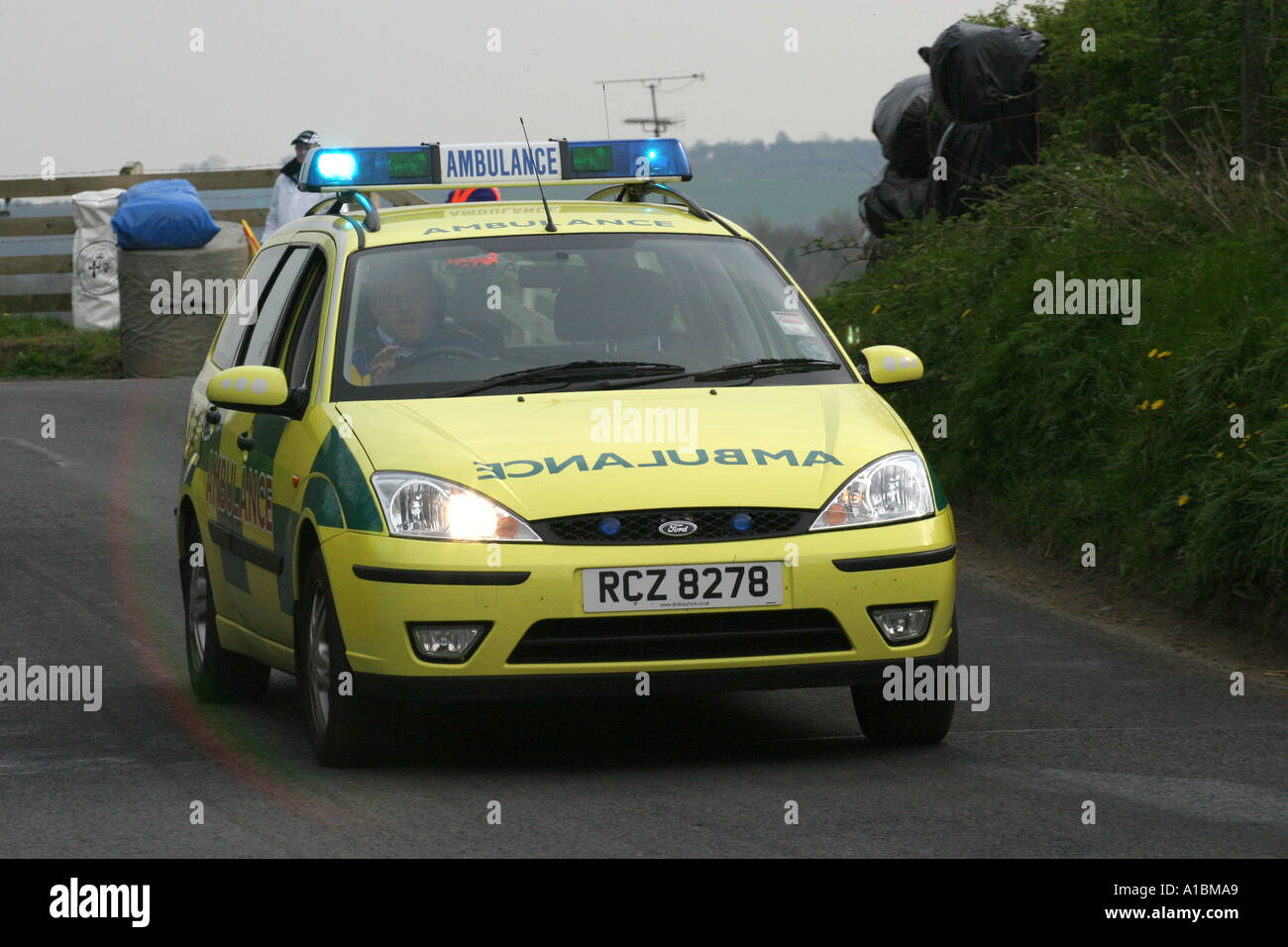 Emergenza ambulanza paramedico accelerando con luci blu lampeggiante County Tyrone Irlanda del Nord Foto Stock