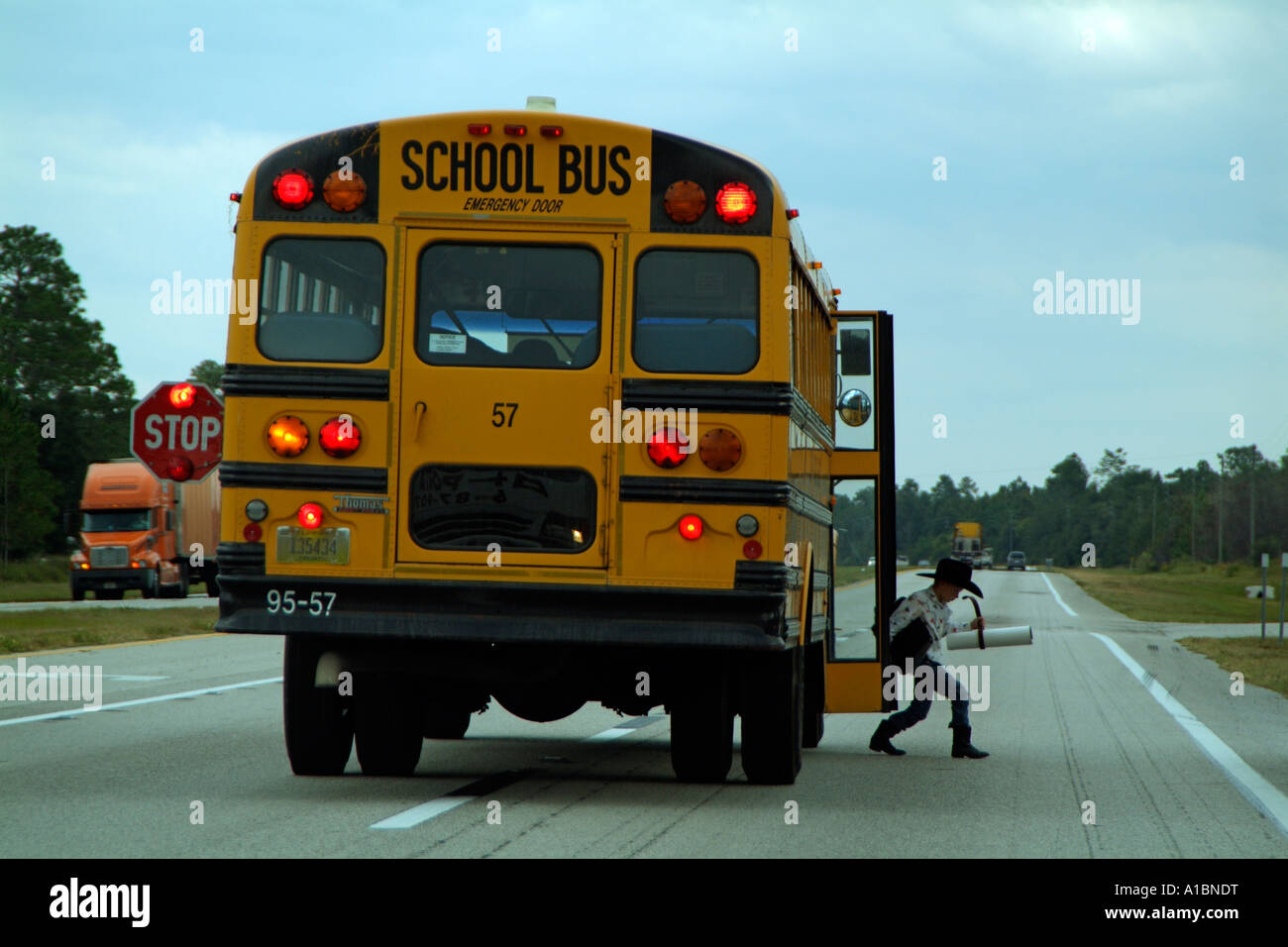 Scuola bus far cadere un bambino sulla HIGHWAY USA La Thomas bus integrato con spie rosse e il segnale Foto Stock