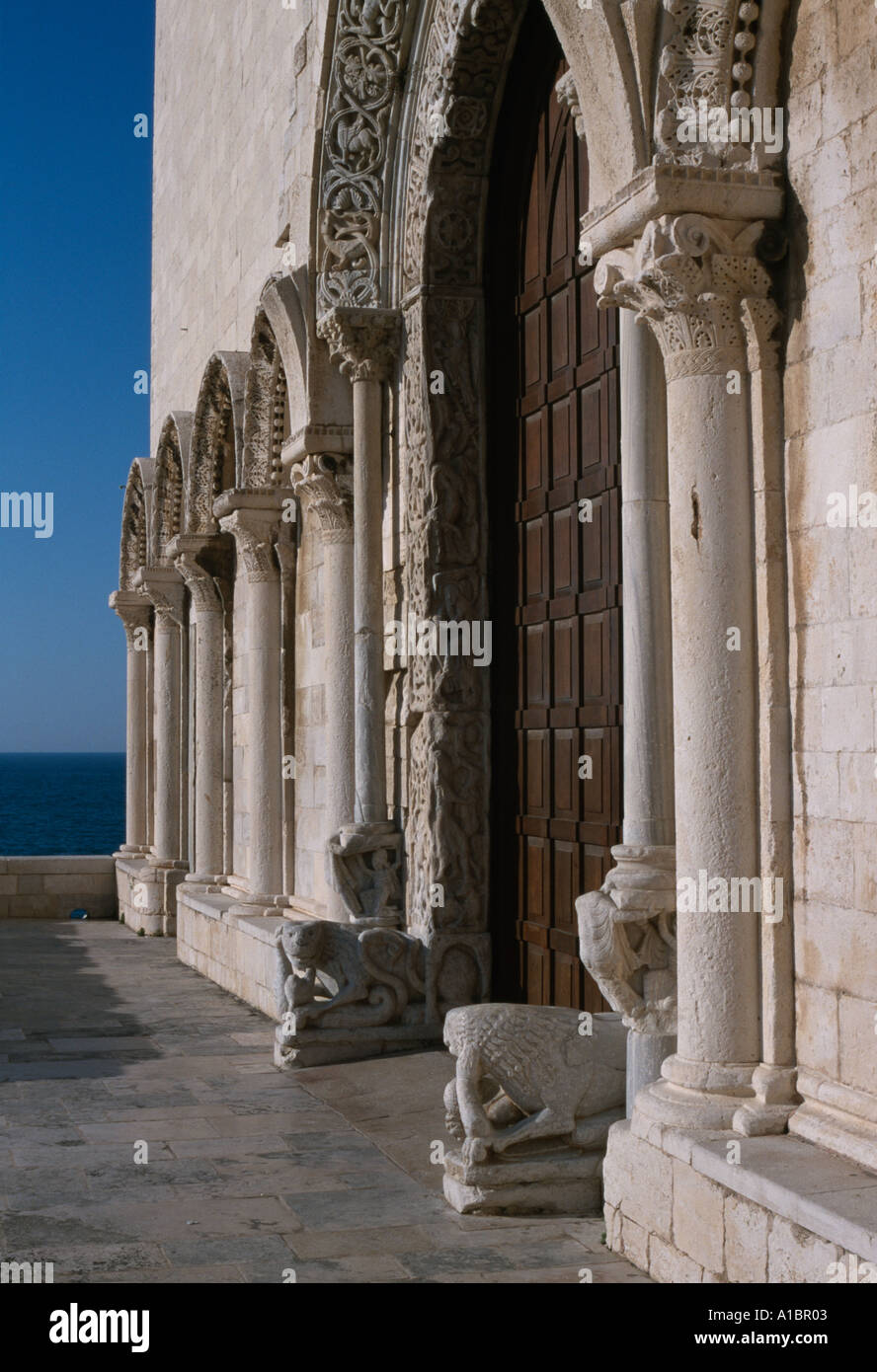 Cattedrale, Trani, Puglia, Italia. La porta del XIII secolo. Foto Stock