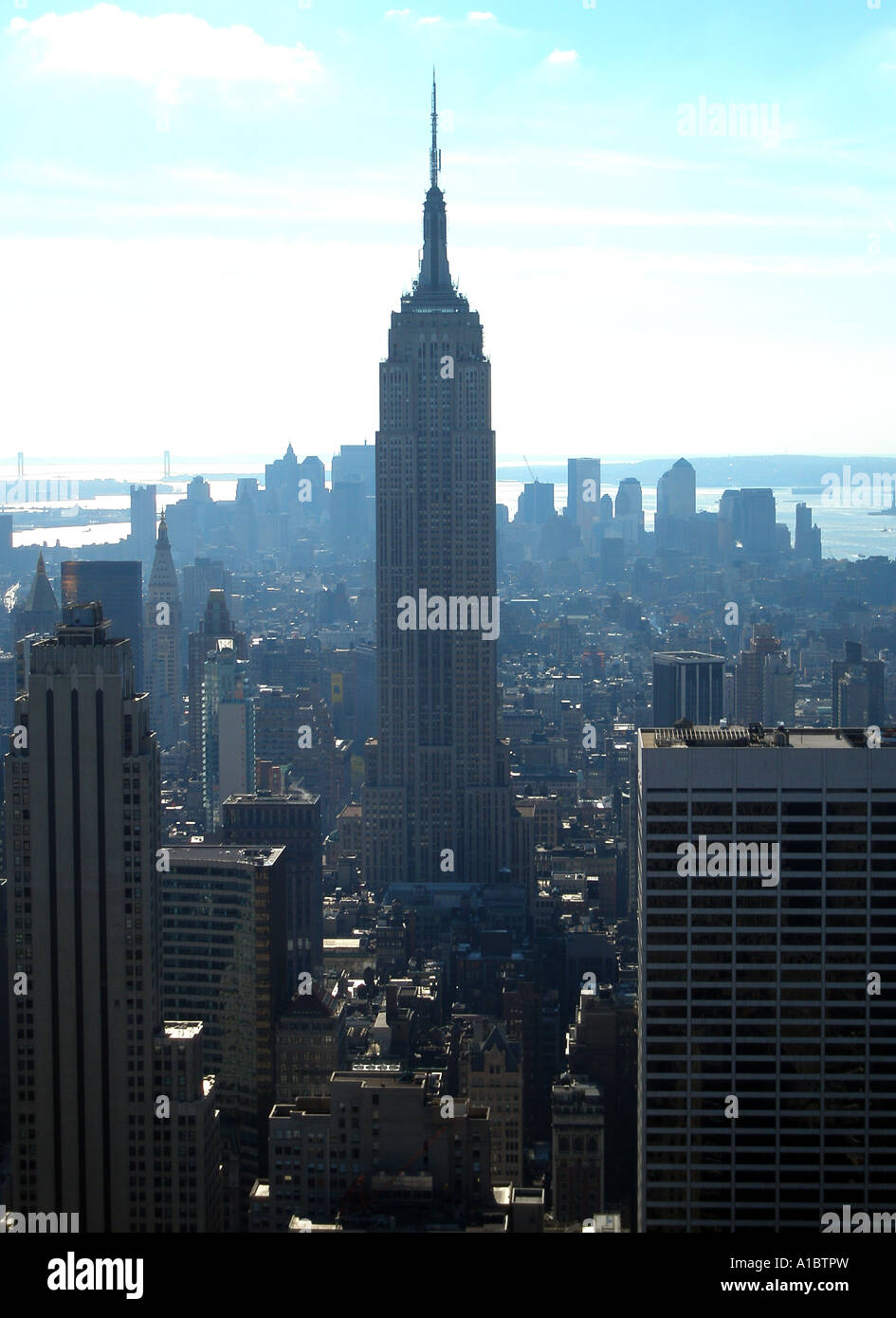 Empire State Building con isola di Manhattan in background Foto Stock