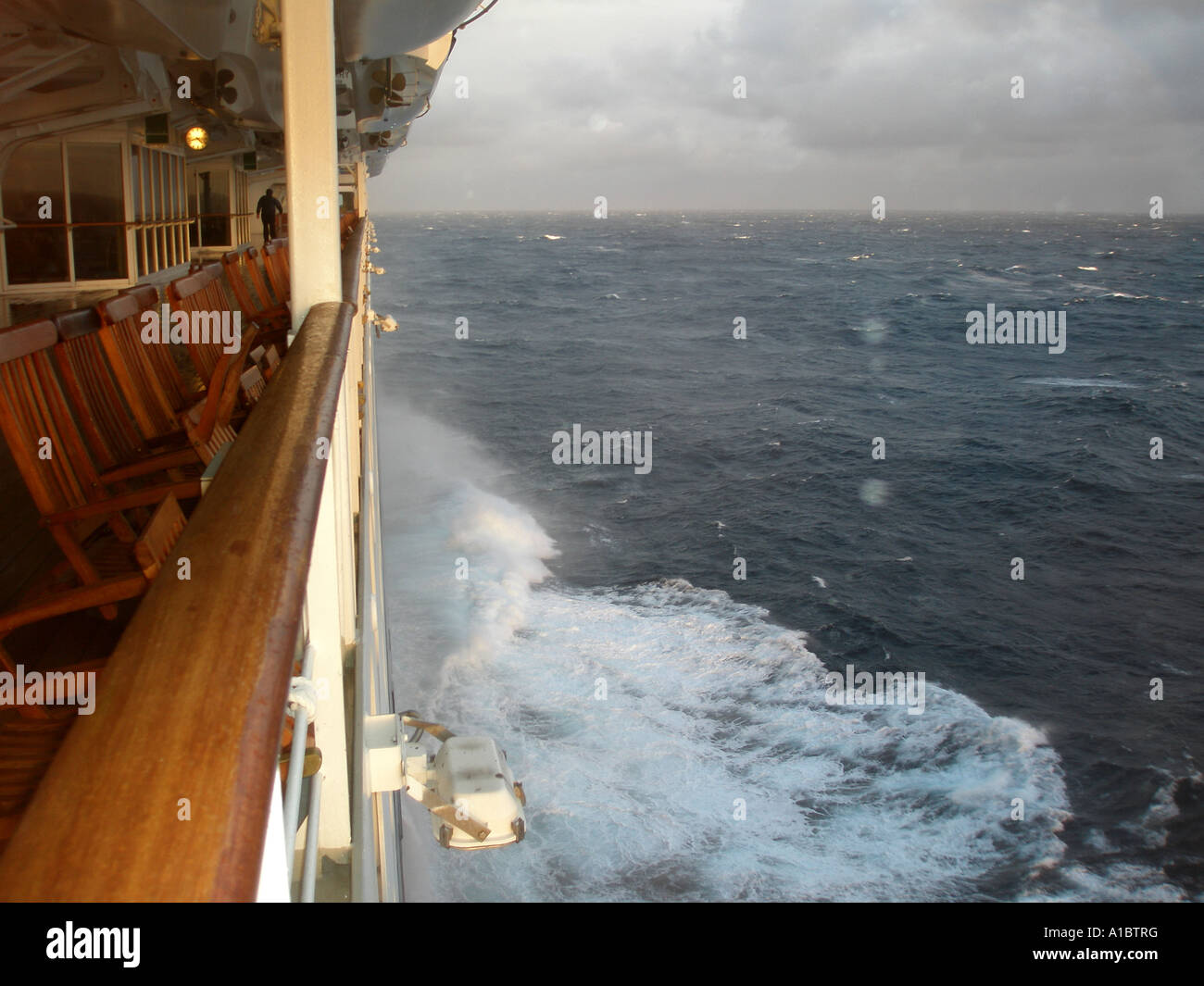 Guardando in avanti in spray da un pesante sul mare a bordo della Queen Mary 2 Foto Stock