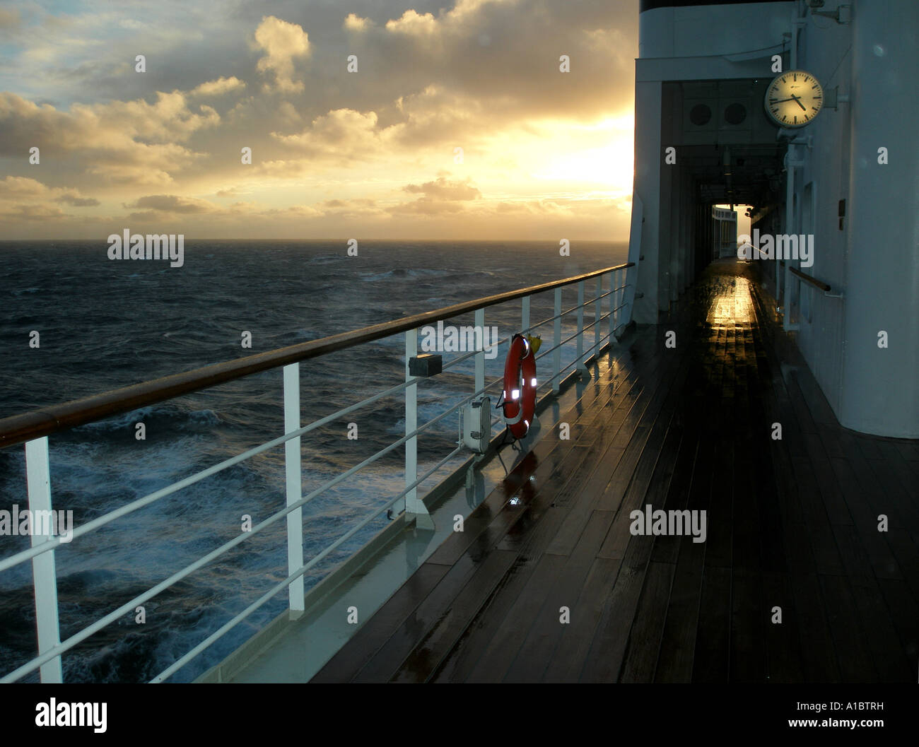 Guardando avanti da midships al tramonto sulla Queen Mary 2 Foto Stock