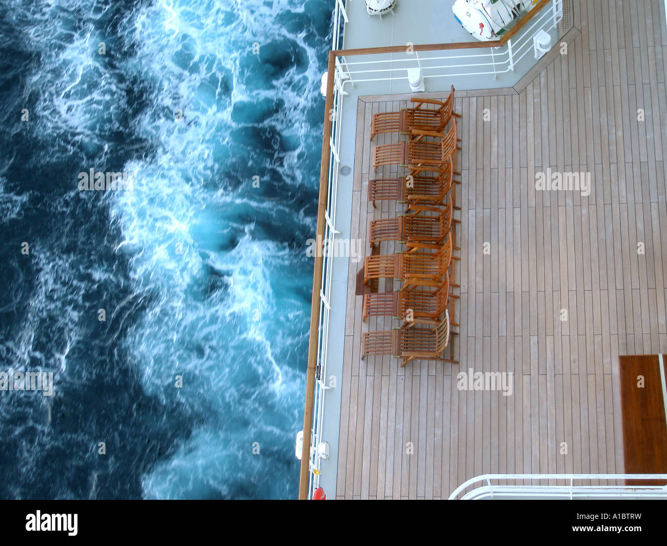 Queen Mary 2 - sedie a sdraio si affacciano a nord Atlantico da ponte della Queen Mary 2 Foto Stock