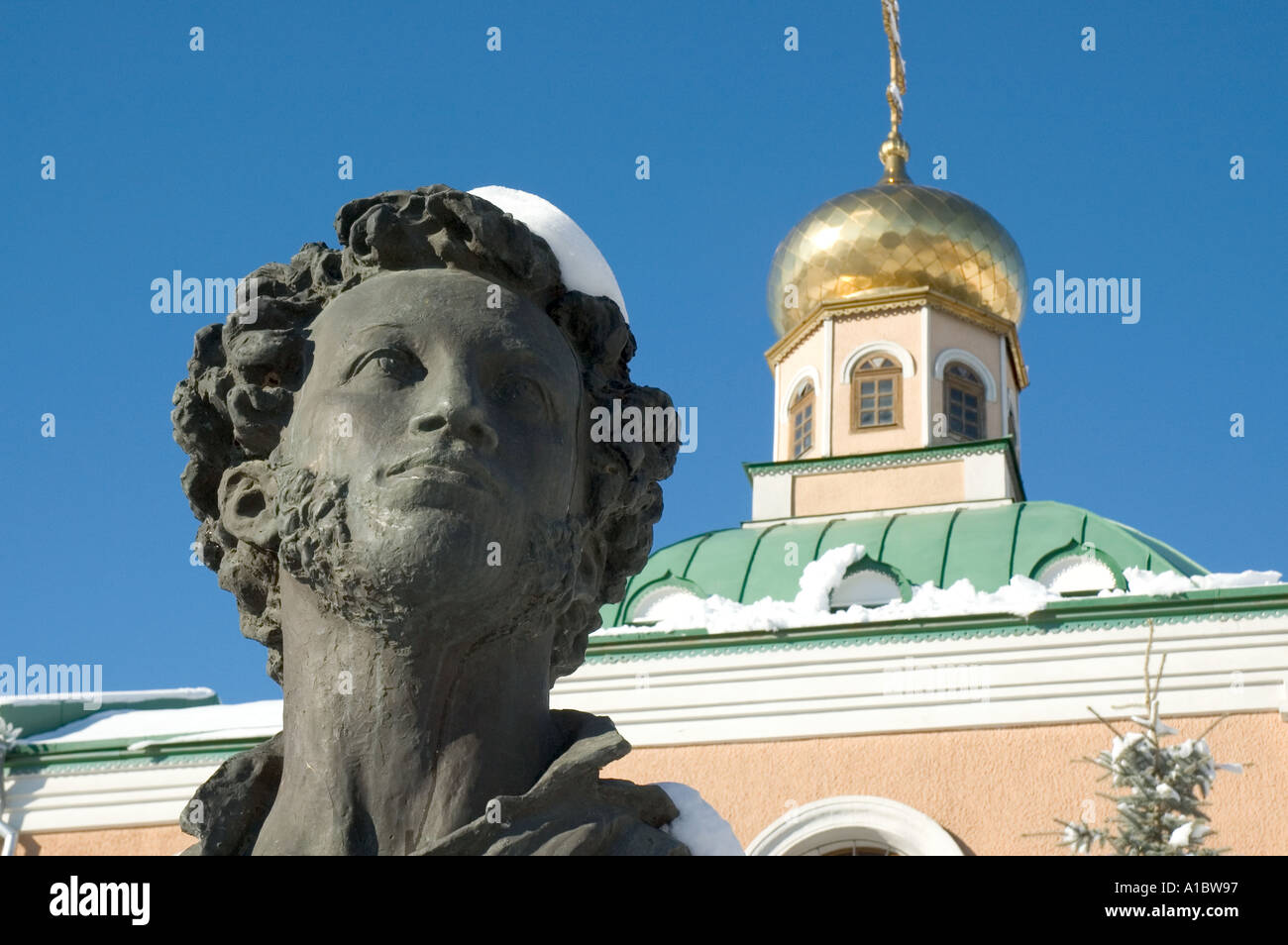 Busto monumentale in onore del poeta Aleksandr Pushkin nel sud della città russa di Pyatigorsk Foto Stock