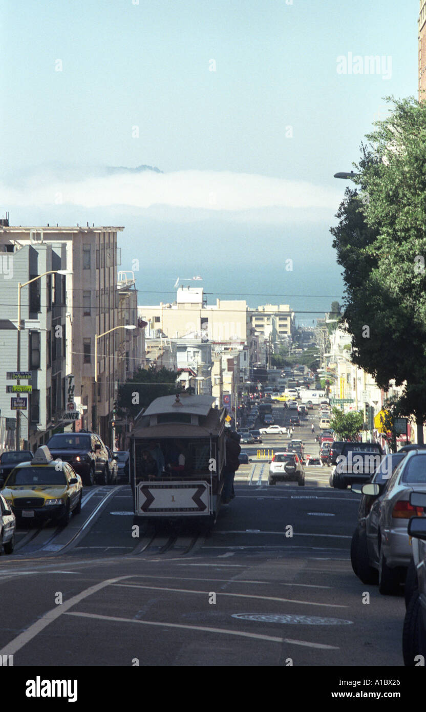 Un cavo la macchina si muove in discesa in San Francisco California Foto Stock