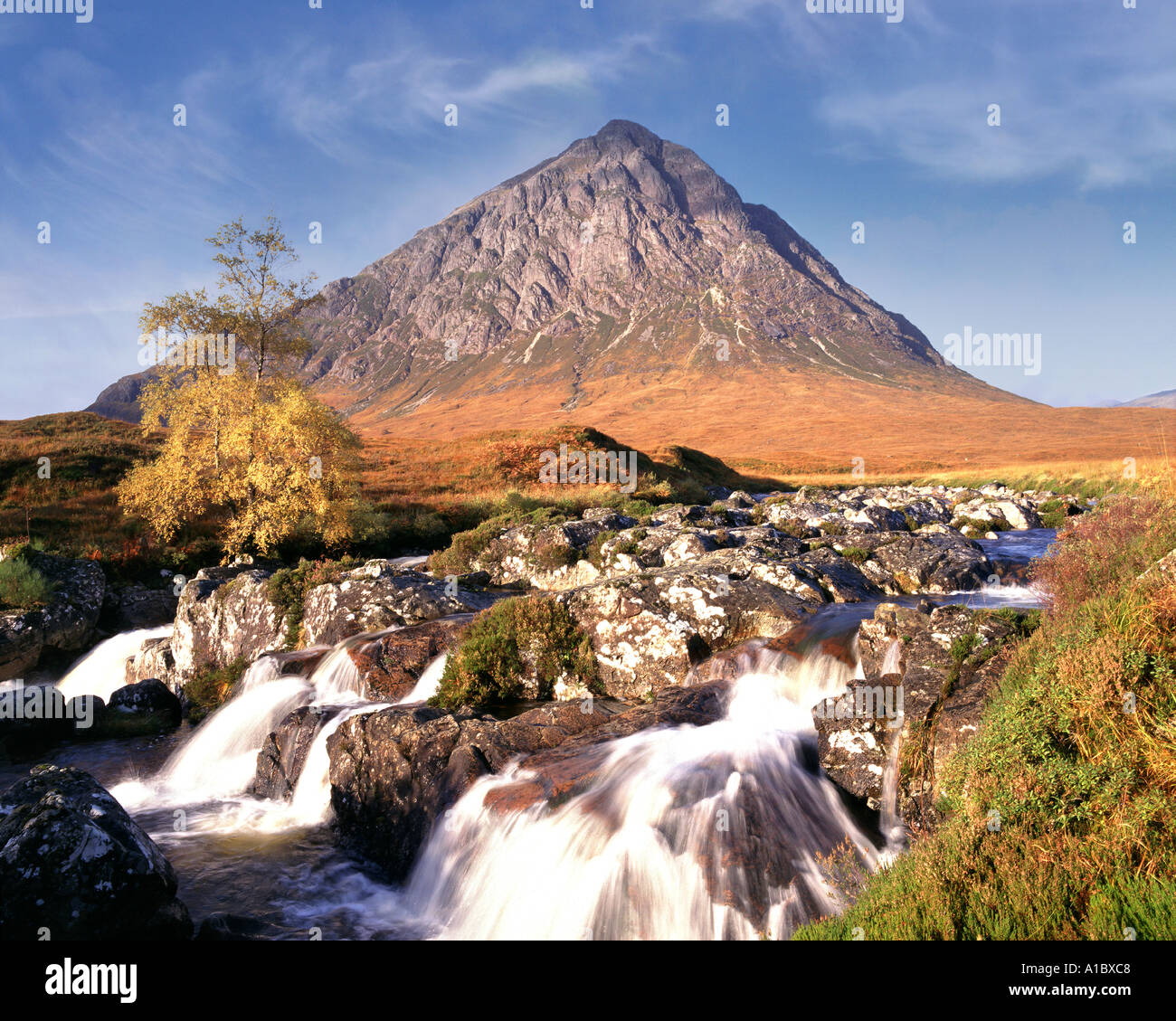 GB - Scozia: Cascate del Fiume Etive e Buchaille Etive Foto Stock