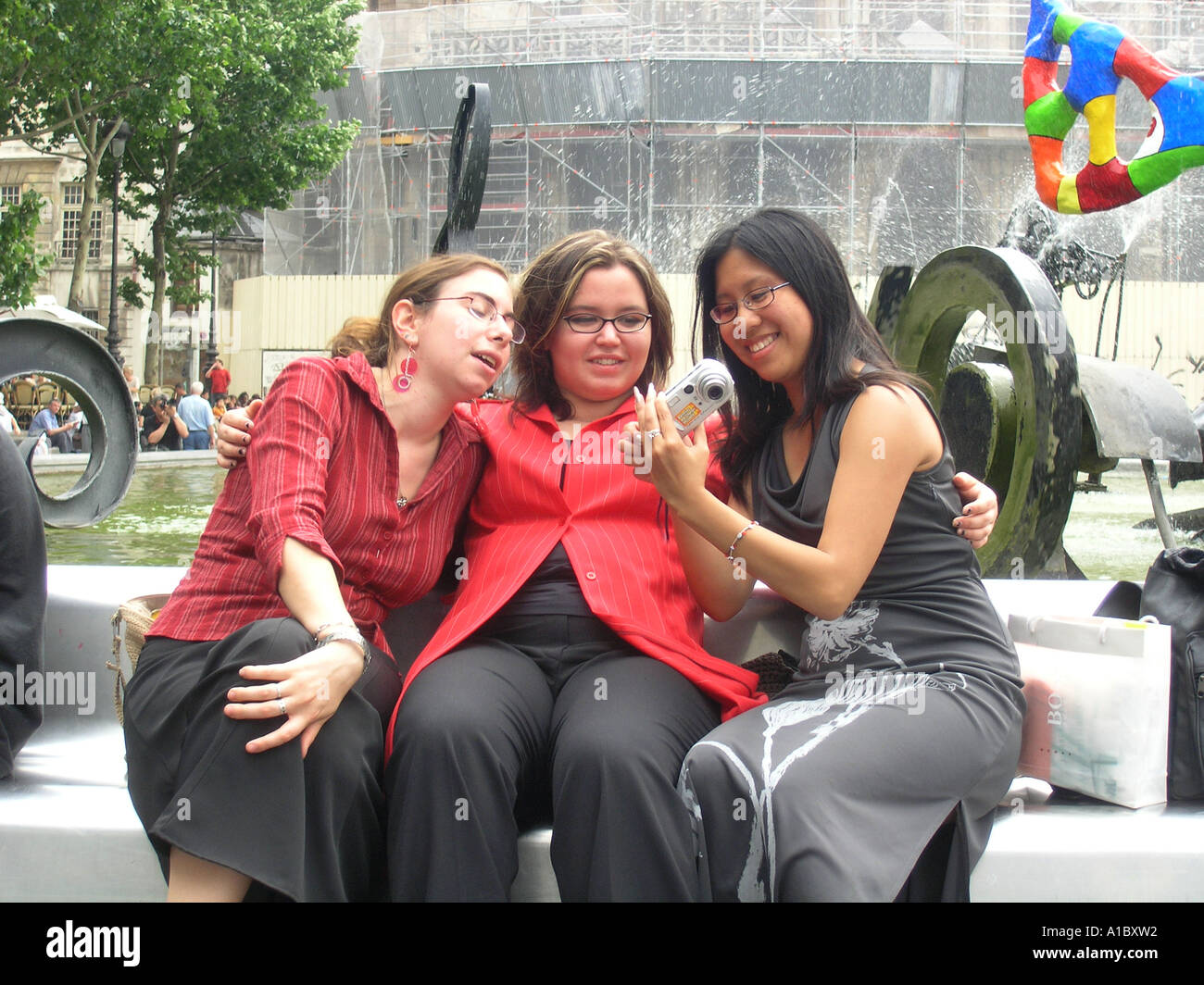 Immagine n. 2 di tre studenti di sesso femminile prendendo foto digitale di fronte la fontana di Tinguely a Place Igor Stravinsky Parigi Francia Foto Stock