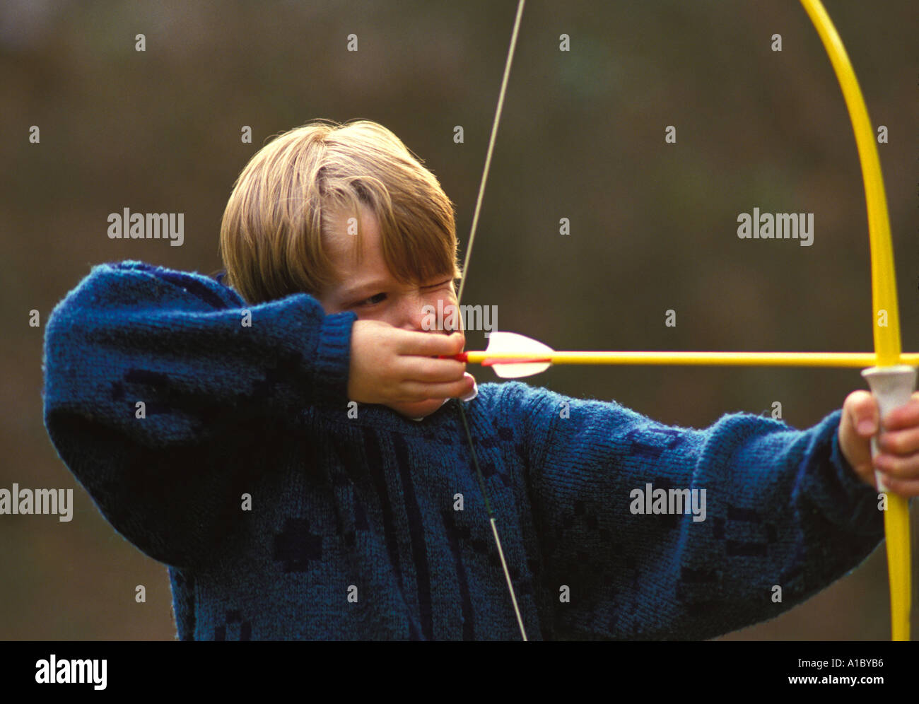 Un dodicenne ragazzo cerca la sua mano a tiro con l'arco Foto Stock