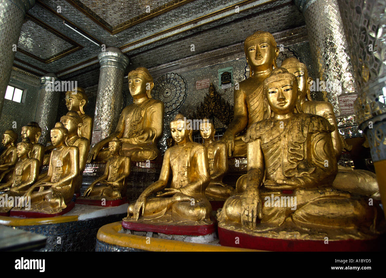 Myanmar Birmania Yangon Rangoon Shwedagon pagoda dorata figure di Buddha Foto Stock