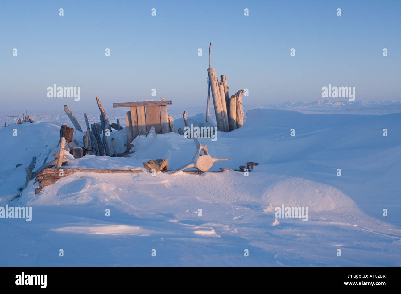 La caccia alla balena inupiat camp utilizzato quando si caccia di balene beluga durante l estate lungo la costa artica Yukon Canada Foto Stock