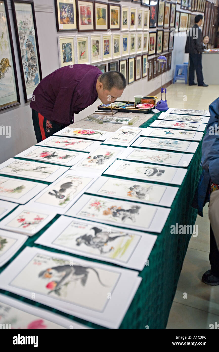 Cina CHONGQUING handicappati artista cinese senza braccia pittura tradizionale arte tenendo la spazzola nella sua bocca Foto Stock
