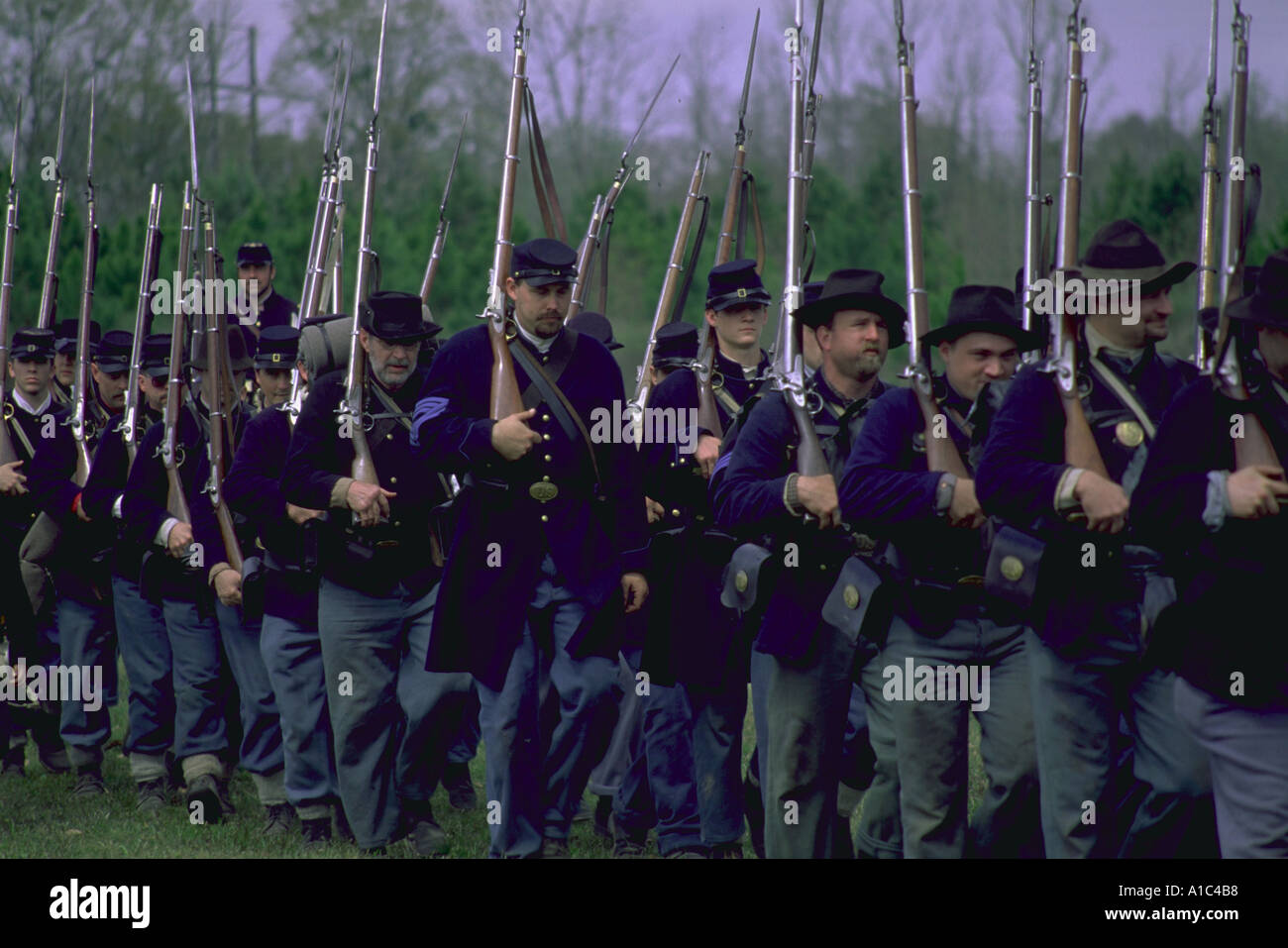 Soldati con fucili e confezioni marciando in una guerra civile rievocazione storica Foto Stock